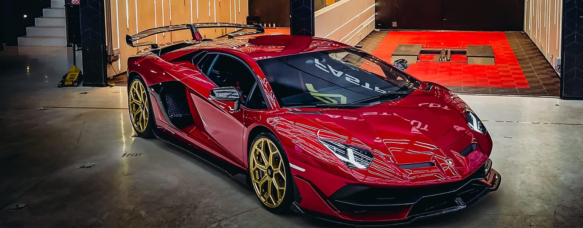Lamborghini Aventador SVJ vermelha com acabamento de estética automotiva na oficina FASTTEAM